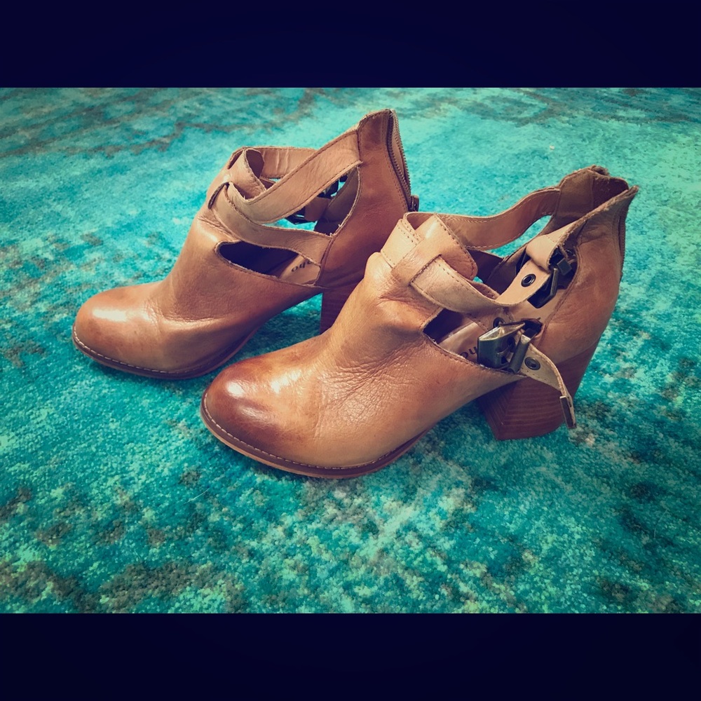 Zigi Soho leather booties size 7